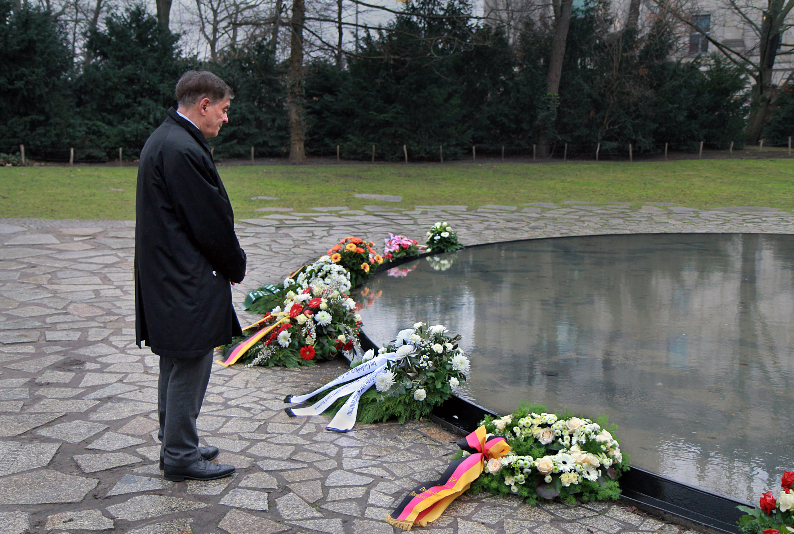 Romani Rose bei der Kranzniederlegung an der Wasserfläche des Denkmals für die im Nationalsozialismus ermordeten Sinti und Roma Europas am 27. Januar 2022 in Berlin