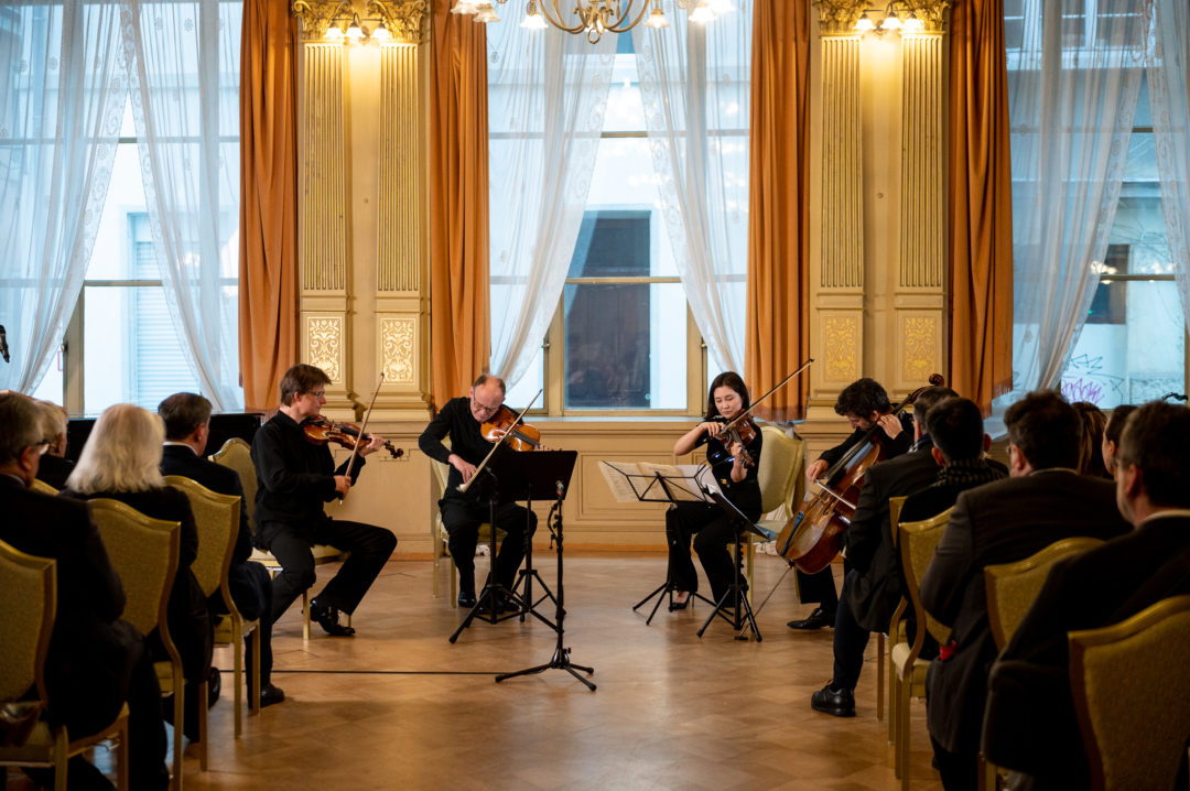 Das Hugo Wolf Quartett bei seinem Auftritt im Spiegelsaal des Palais Prinz Carl in Heidelberg. Von links nach rechts: Sebastian Gürtler (Violine), Régis Bringolf (Violine), Subin Lee (Viola), Florian Berner (Cello)