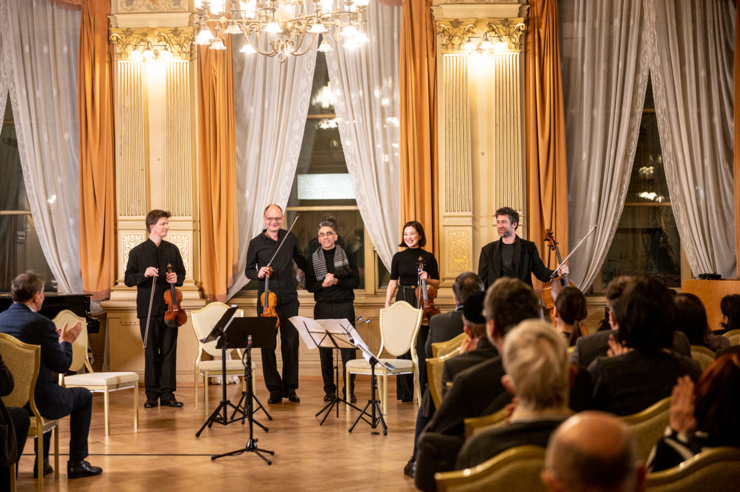 Beifall für das Hugo Wolf Quartett und den Komponisten Ralf Yusuf Gawlick im Spiegelsaal des Palais Prinz Carl in Heidelberg.