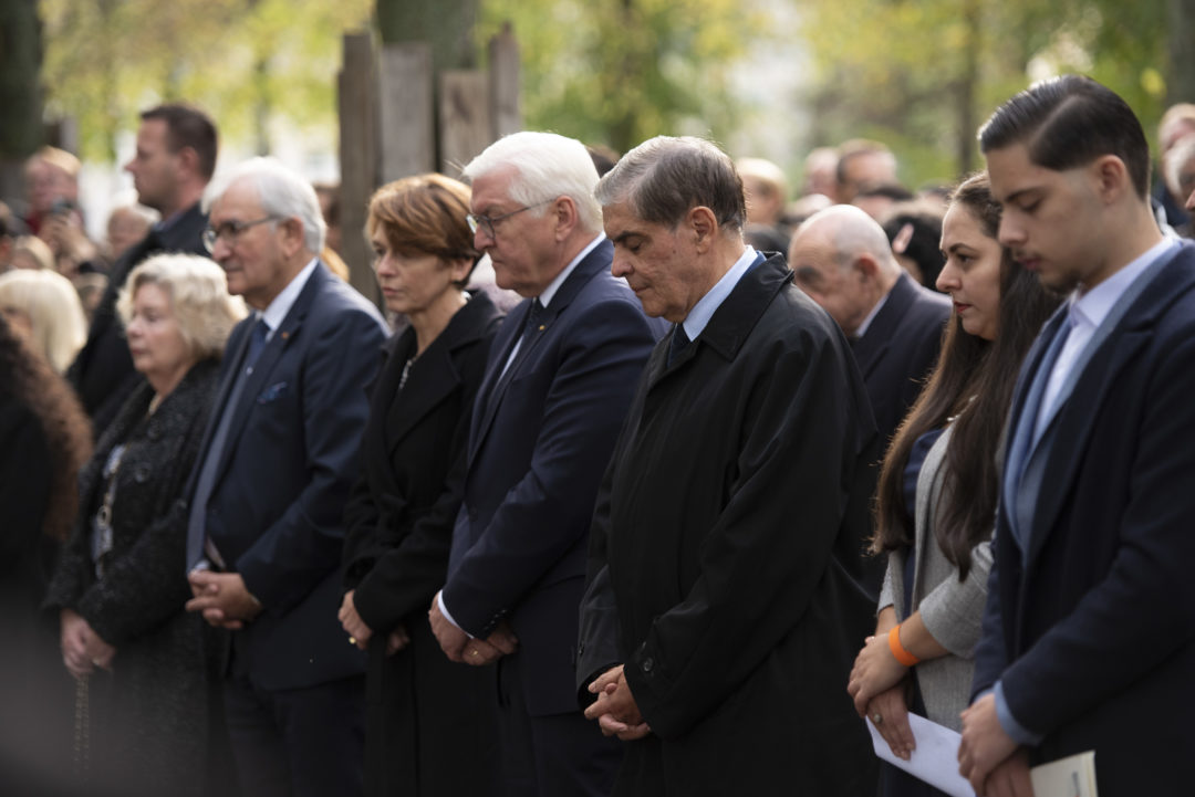 Silent remembrance during the ceremony. From left: Zoni Weisz, Elke Büdenbender, Federal President Frank-Walter Steinmeier, Romani Rose, Irina Spataru. Behind them, numerous other participants in the ceremony can be seen in a blur.