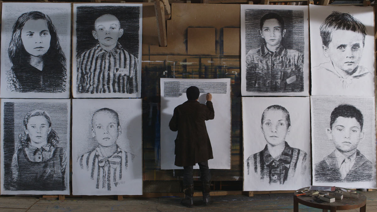 Ein Ausschnitt aus dem Film "Zeichnen gegen das Vergessen". Es sind insgesamt acht Portraitzeichnungen von Kindern zu sehen. Einige von ihnen tragen eine gestreifte KZ-Uniform. In der Mitte zwischen den Bildern steht ein Mann an einer Staffelei und zeichnet ein neues Portrait.