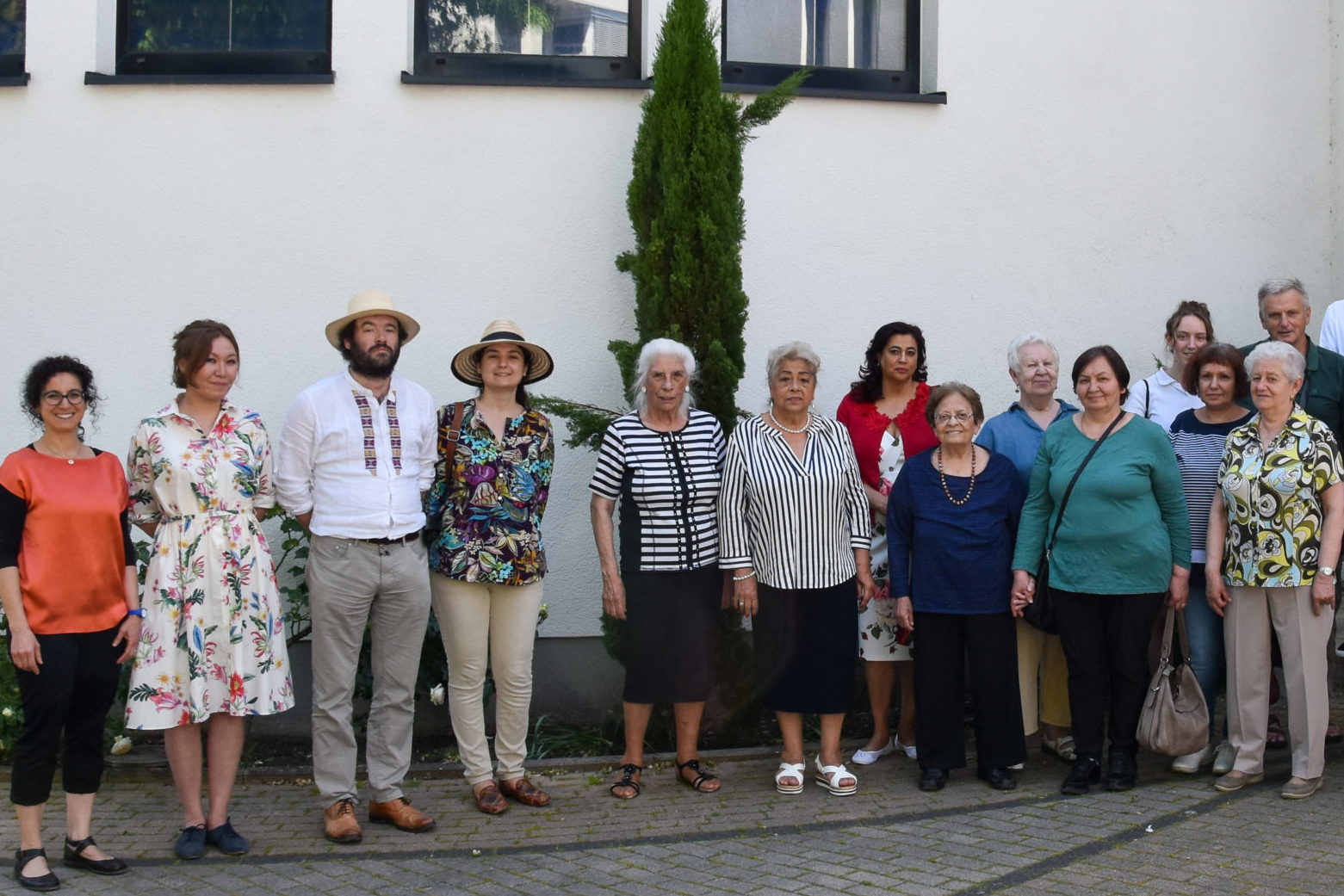 25 Menschen unterschiedlichen Alters bei einem Gruppenfoto vor der Jüdischen Kultusgemeinde in Heidelberg.