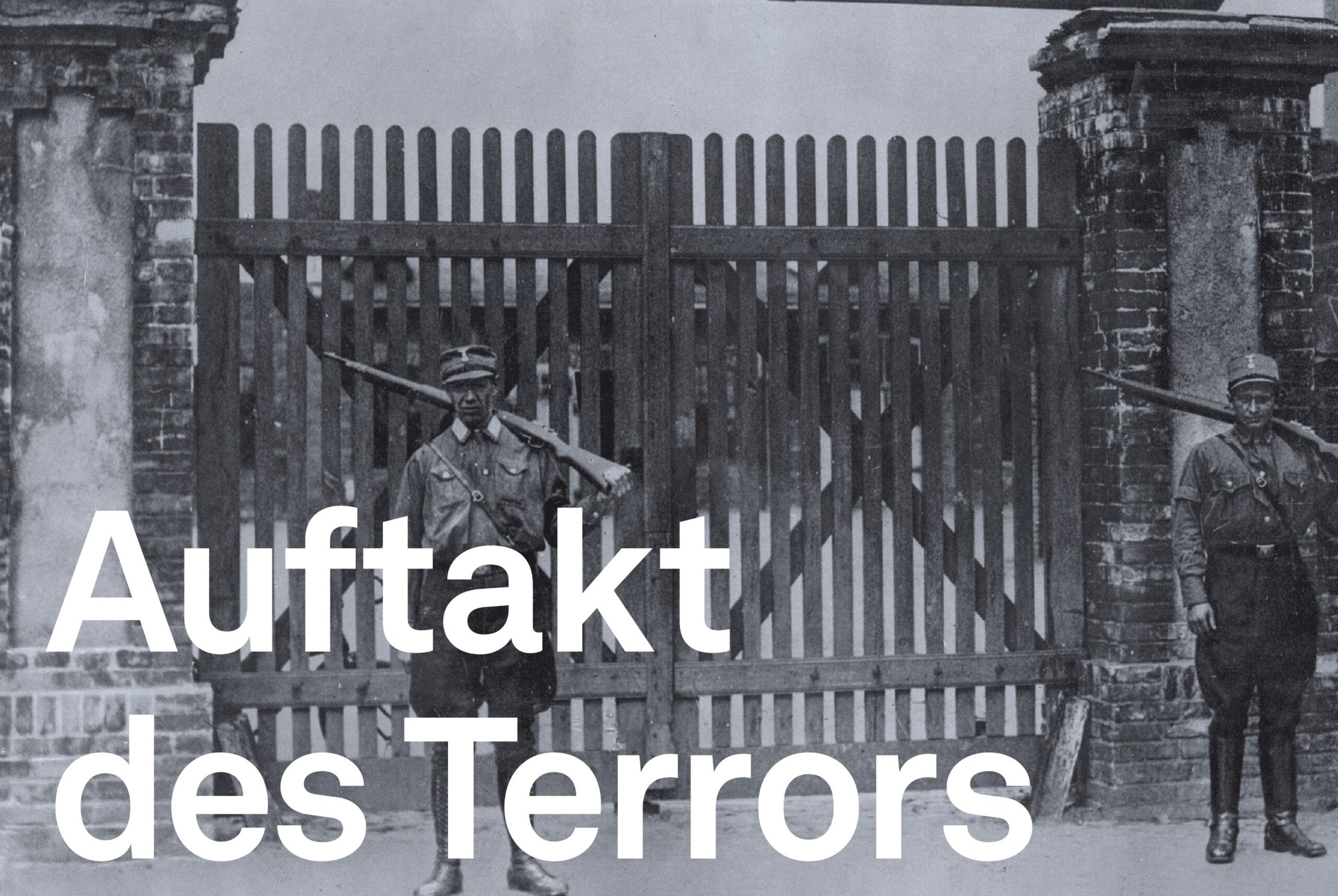 Bild: Zwei SA-Männer in Uniform und mit Gewehren bewaffnet stehen vor einem Holztor. Über dem Tor ist ein Schild mit der Auschrift: Konzentrationslager der Standarte 208. Text im Bild: Auftakt des Terrors.