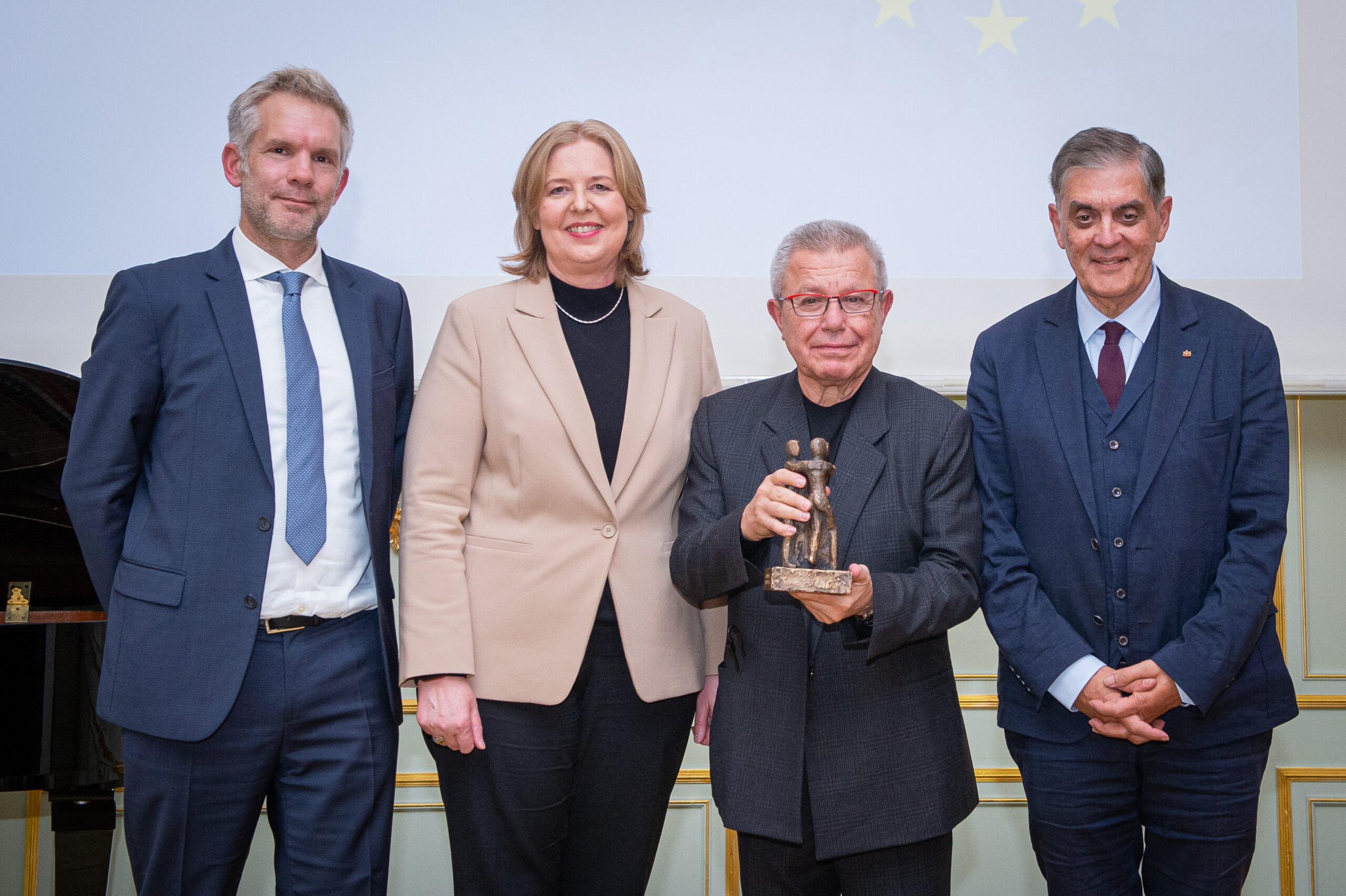 Markus Lautenschläger, Bärbel Bas, Daniel Libeskind and Romani Rose stand next to each other in a festive atmosphere during the award ceremony. Daniel Libeskind holds the bronze statue of the Civil Rights Award in his hands.