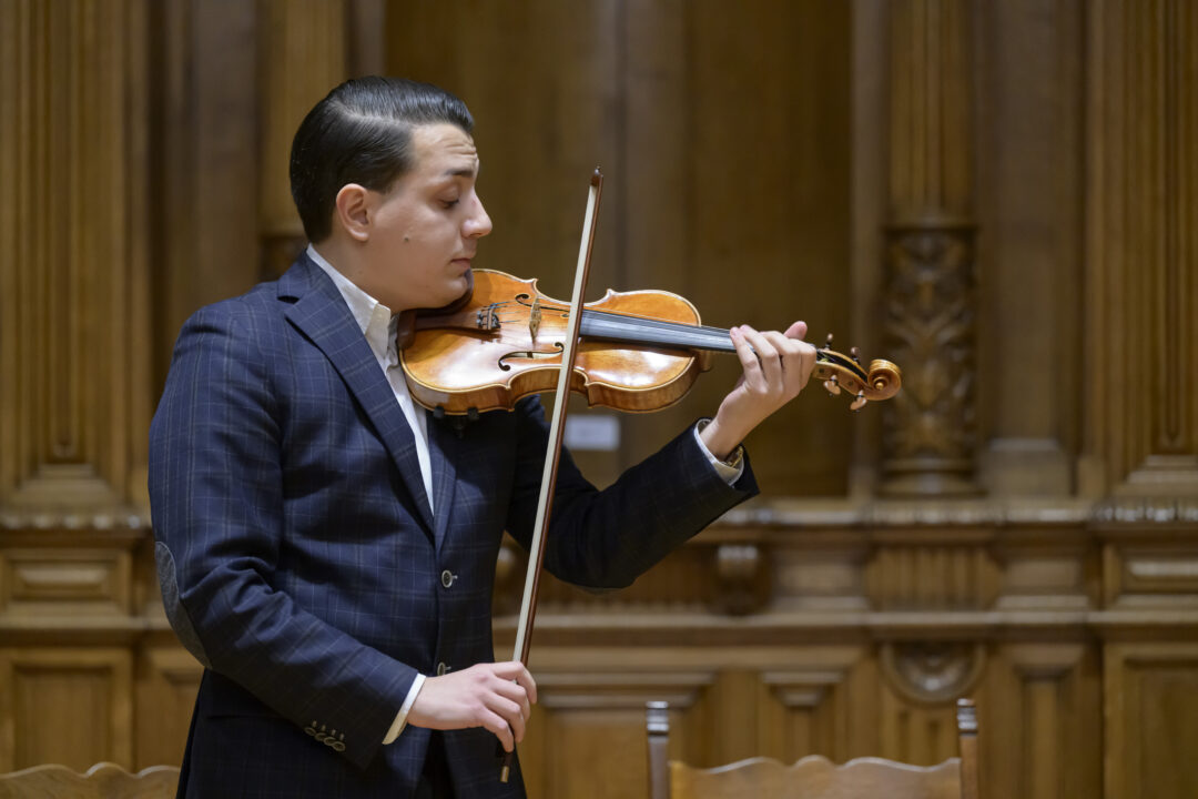 Der Violinist Sandro Roy bei seinem Auftritt.