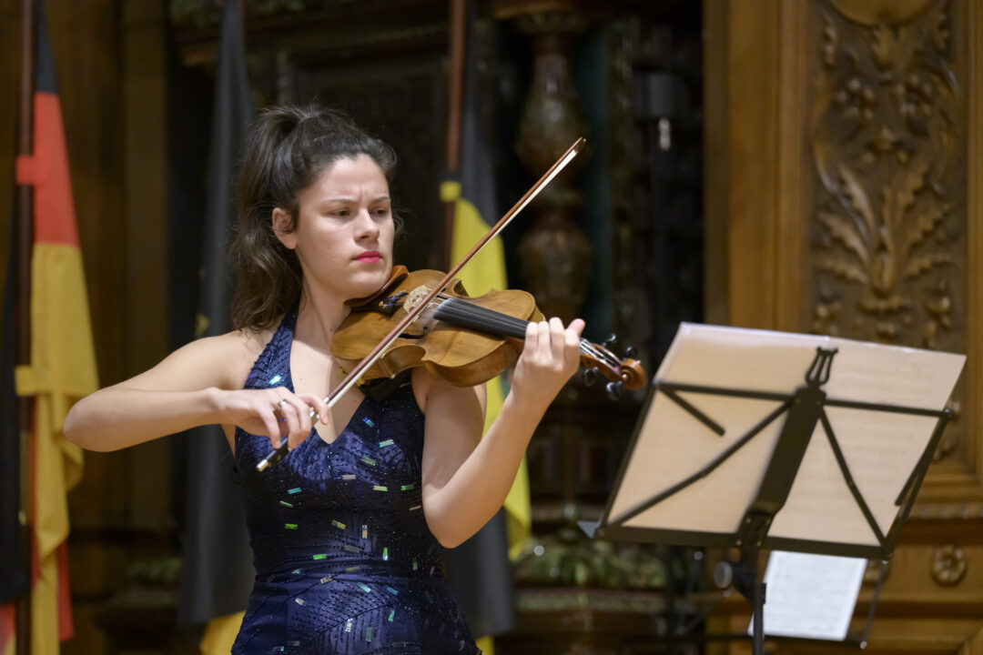 Die Violinistin Jaroslava Skirska bei ihrem Auftritt. Vor ihr steht ein Notenständer.