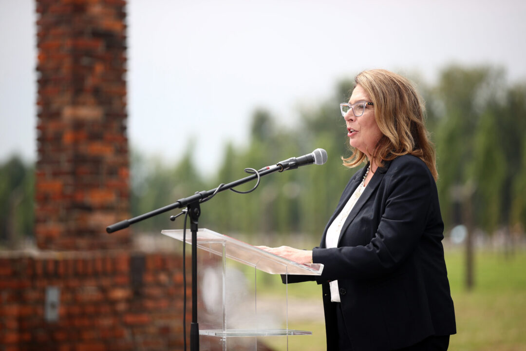 Małgorzata Kidawa-Błońska (Senatsmarschallin der Republik Polen) bei ihrer Gedenkrede. Sie steht an einem Pult auf einer Bühne neben dem Denkmal für die ermordeten Sinti und Roma.