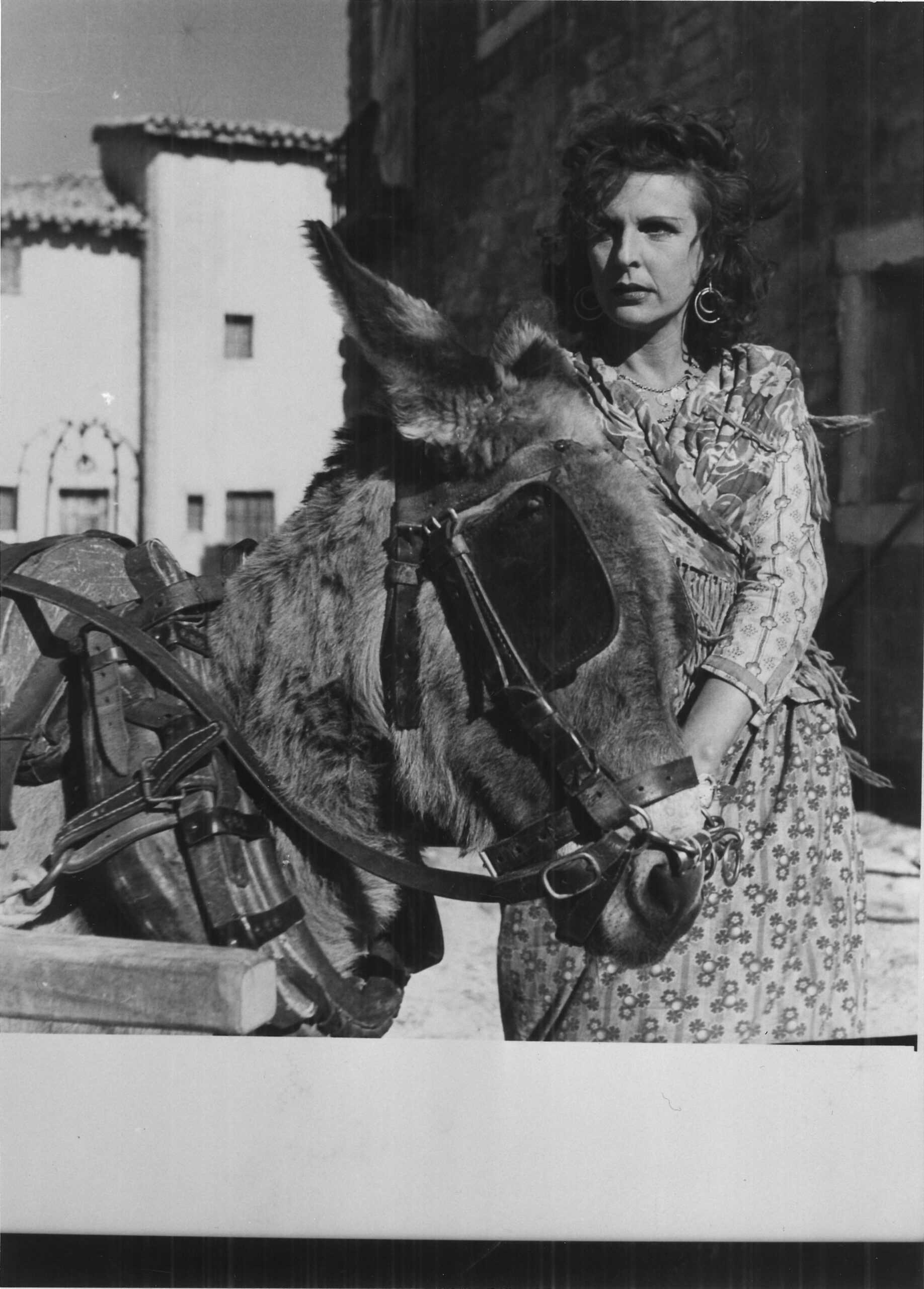 Screenshot aus dem Film "Tiefland" von Leni Riefenstahl. Das schwarz-weiß-Bild zeigt eine Frau, die einen Esel am Zügel hält.